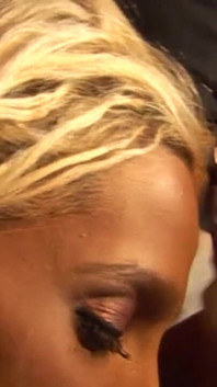 La padrona bionda e le sue ragazze si fanno scopare duro da un uomo mascherato con un cazzo enorme