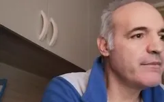 Una lunga sborrata su una videochiamata di Skype con un bell'uomo dotato di un grosso cazzo
