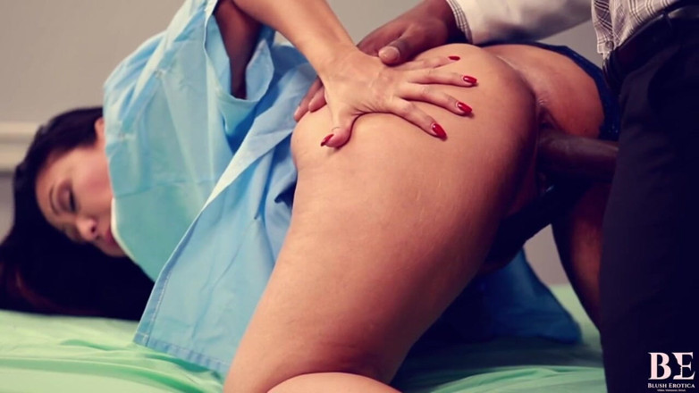 Blush erotica: Lekarz pieprzy pacjenta na pieska w pokoju egzaminacyjnym z dużym...