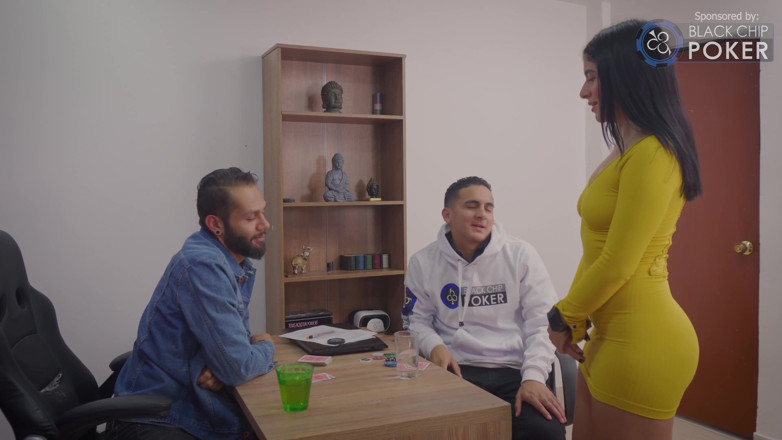 Run good girls: Secretara latino Abby Motano futută de șefii Filip și Dani Clark
