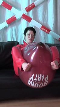 La MILF in lattice a piedi nudi gioca con il palloncino
