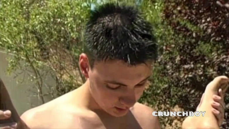 Slut twink used bareback by XXL cock: Duas gêmeas Seyx fodendo ao ar livre sob o sol