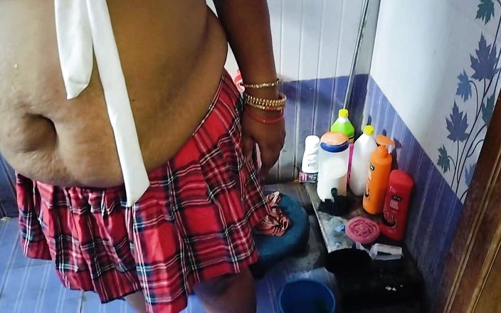Hot bhabi: 대학 교복을 입고 샤워하는 Priya, 너무 뜨겁게 보입니다.