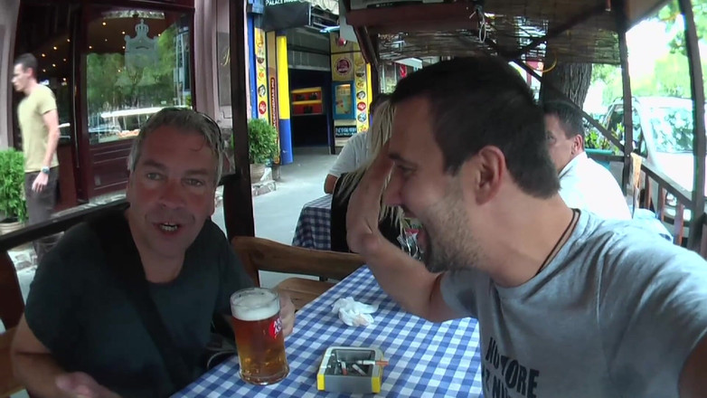 Old & Young: Bătrâni și tineri - brunetă țâțoasă este futută de doi tipi în public, urmăriți-o...