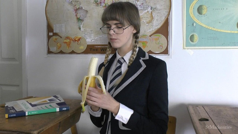 St Mackenzie's Archive: Melissa mănâncă o banană mare în clasă