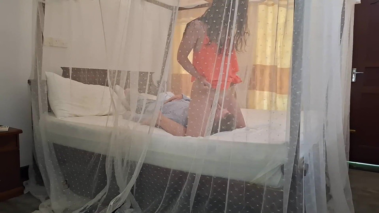 Karina_Doll: Beste op gezicht zittende hotelmedewerker, toerist die poesje likt