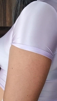 Krásný a sexy průsvitný spandexový top a černá podprsenka se špičatými kozami