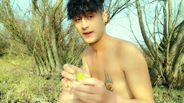 Gummy Bears na bunda, engolindo gummy bears com porra e mijo em ursinhos de goma