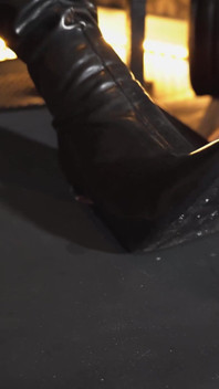 Sepatu hak tinggi ini bisa bikin kontolku menganga lebar