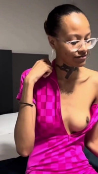 セクシーな美女が大きな黒いペニスに犯される前にカメラの前でポーズをとる!
