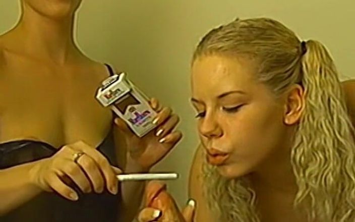 Homegrown Handjob: 喫煙フェラチオと手コキ