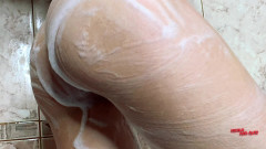 NicoleAndAlex: Мокра школярка у ванній кімнаті