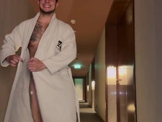 BoyGym: Moje výstava obrovských ptáků v hotelu Doufám, že mě nikdo neviděl!