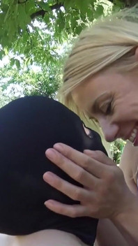 Maskeli bebek orta yaşlı seksi kadın ustasından kıllı amcığını yalıyor