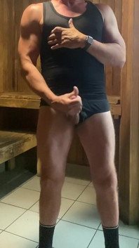 Dilf jockdad87 знімає ще одне гаряче навантаження в сауні