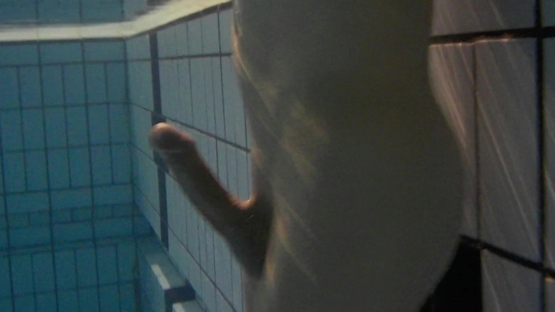 outdoor-fun: Kapalı halka açık havuzda tek başına sünnetsiz çıplak formda adam yüzme