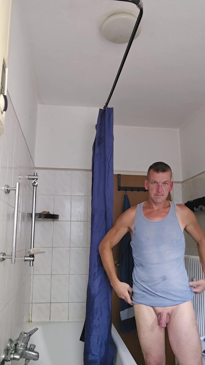 Chris_snoopy_91: Душ после работы, трах с дилдо и мастурбирует, пока ты не кончи
