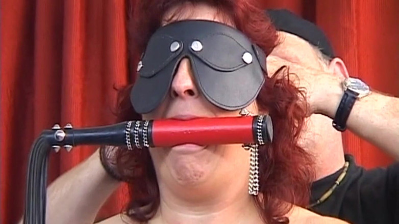 Bangora clips: Tetona pelirroja milf aguanta pesados pinzas
