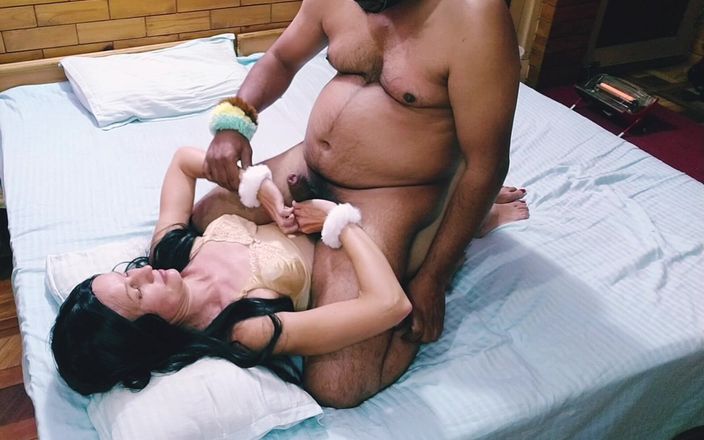 Bolly Karma: Devotes mädchen in stimmung, sperma zu probieren