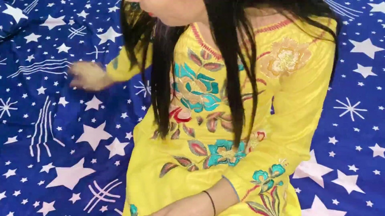 Desifilmy45: 내 호스텔 방에 와서 내 자지를 본 후, 그녀는 알몸으로 대물로 나를 따먹는다고 말했어