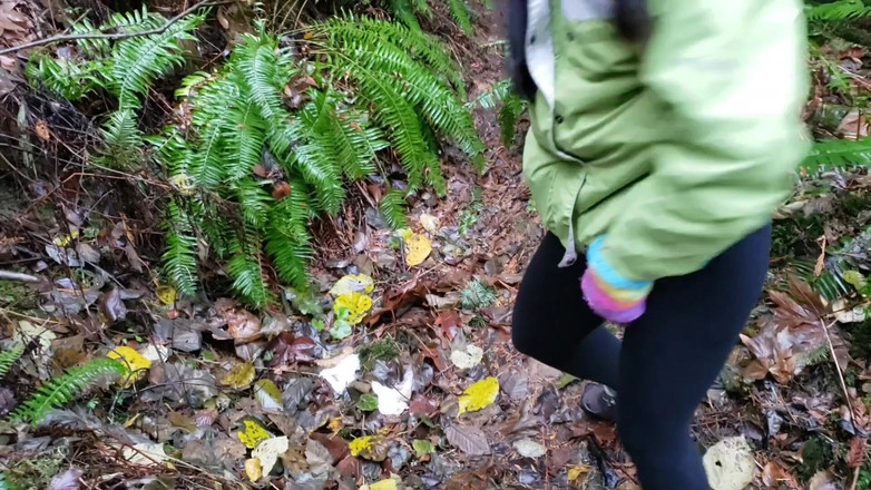 Nerdy_faery: Dame in roten streber-piss-abenteuern