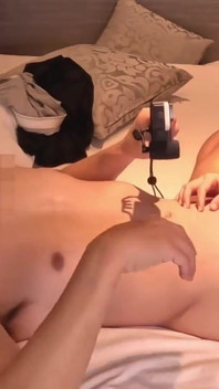 Un doux guérisseur avec un sourire doux vous attire, une proximité apaisante atteint une fin audacieuse