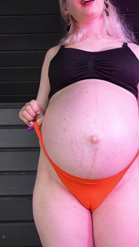 Cameltoe & Perut Hamil 9 Bulan