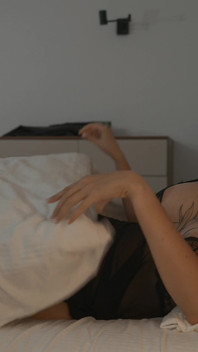 De Ce Mama Vitregă Îl Prinde Pe Fiul Vitreg Urmărind Porno Cu Mama Vitregă În Share Bed - O Să O Ajute Să Ejaculeze?