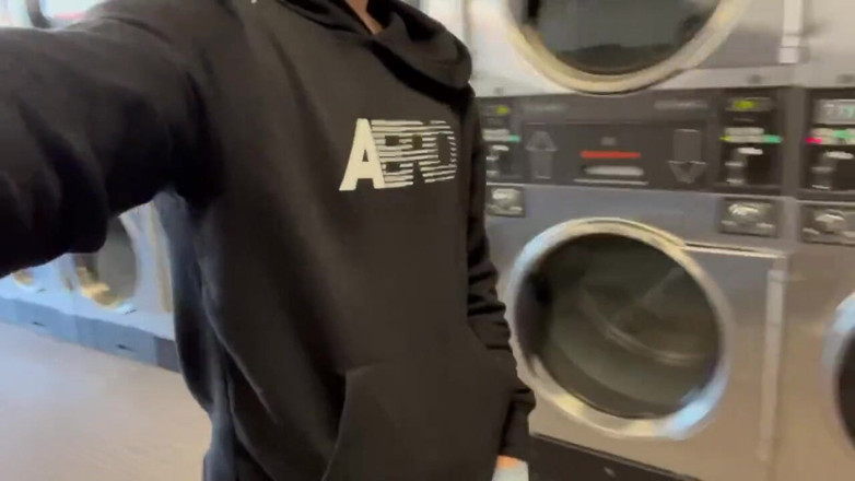 Xooshua (xblue18): Çamaşırcıda sikişiyor