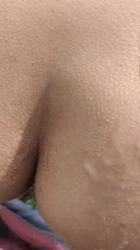Plimbarea în pădure s-a încheiat cu sex în poziția capră și spermă pe analul meu