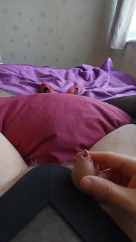 Sissygasm s malým klitorisem ve spodním prádle