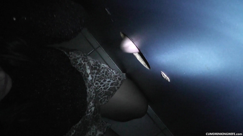 Cumdrinking Wife: Gloryhole-gangbang mit vielen fremden