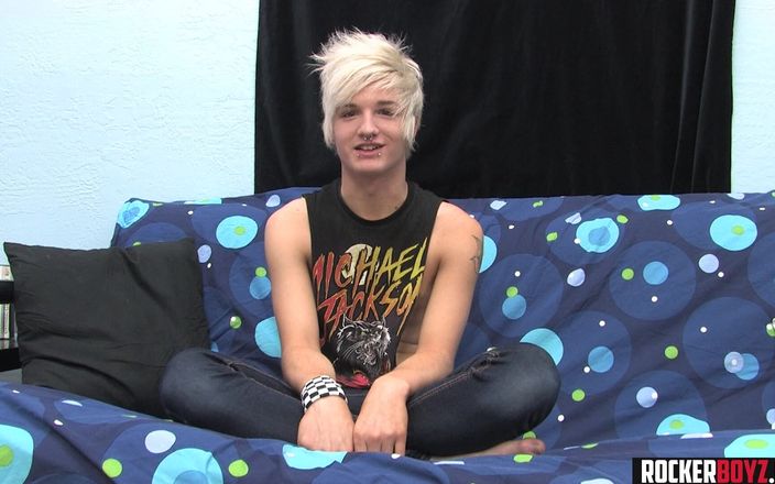 Rocker Boyz: Rocker Twink szarpie swojego amerykańskiego penisa twink