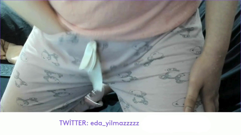 bigass_sexy_bigboobs: Sgrillettando la figa con pigiama