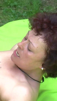 Femeii mature îi place sexul pentru a-și mulțumi pizda dornică - 2