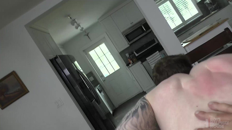 Boys half-way house: 잃어버린 소년도 짐이 필요해