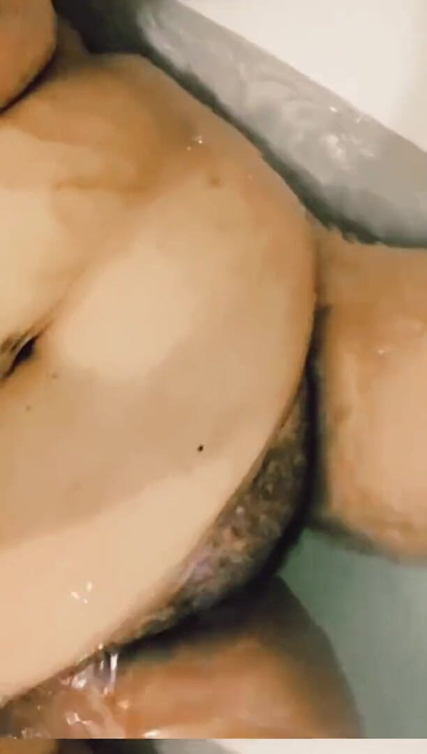 Indian fuck queen: Wildenglishbbw playing with my hairy fat pussy in bath