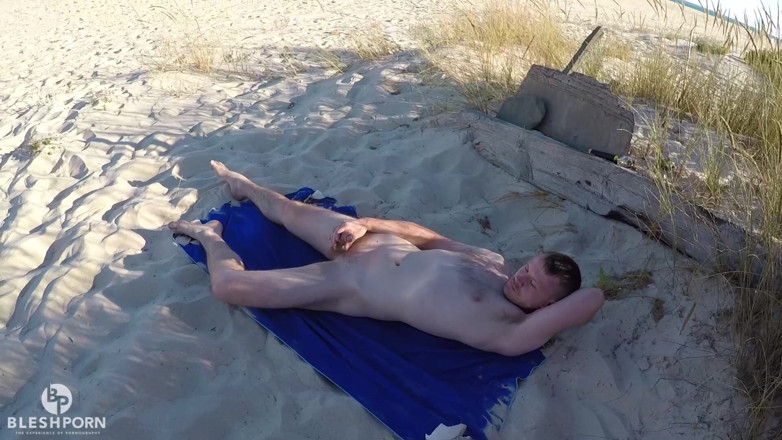 bleshporn: Julian Bleshs pancutan mani di pantai
