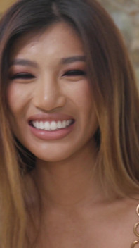 Återkomsten av den pint-storlek asiatiska spinnaren med Clara Trinity med Treyy Vunt