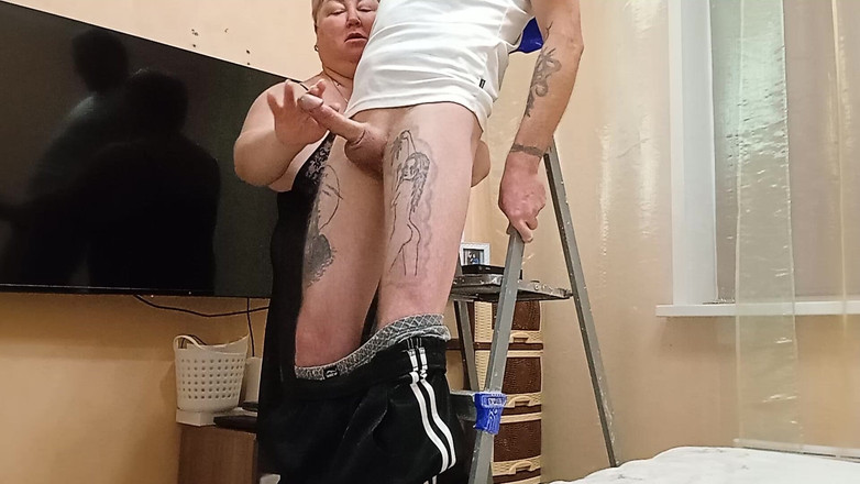 Zona901: Po opravě lustru moje tchyně honí mého ptáka do výstřiku