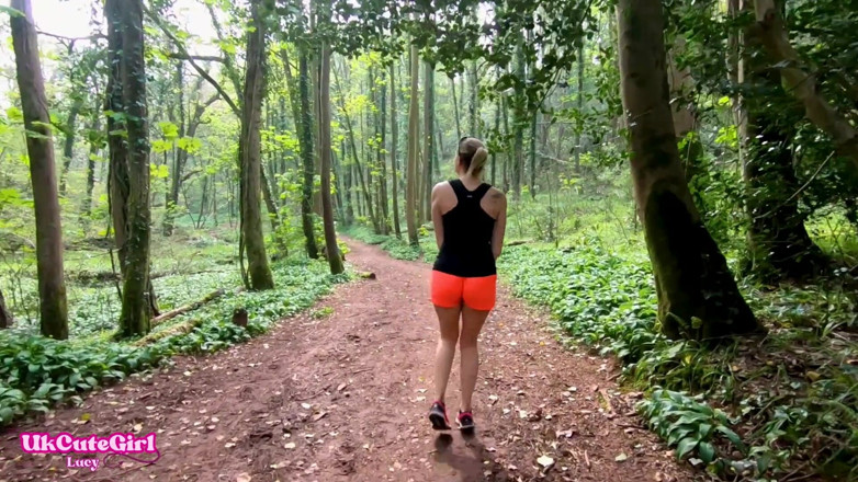 UKCuteGirl Lucy Lauren: Jag var tvungen att kissa ute medan du tittade på:...