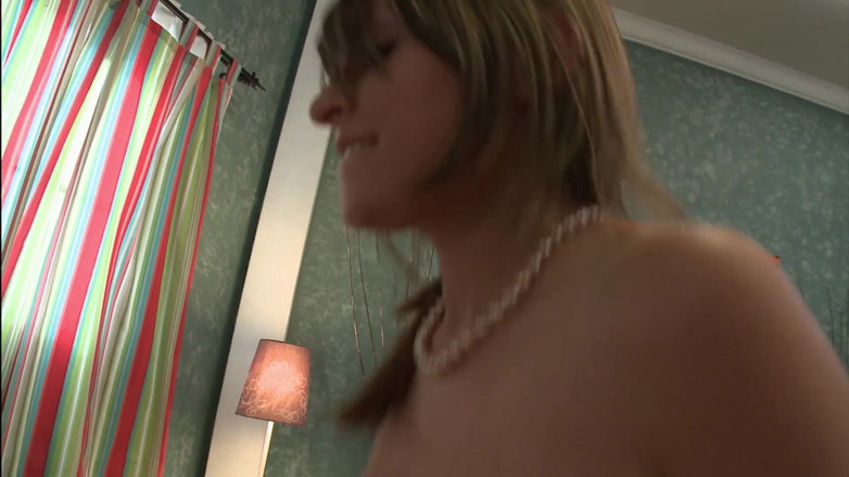 Porn Amazing: Seksi esmer arkadaşının istekli yarağıyla iş molası veriyor