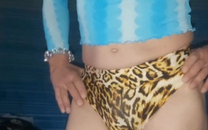 Lizzaali: Drażni i rozbiera moją spódnicę wraparound i szorty Tiger