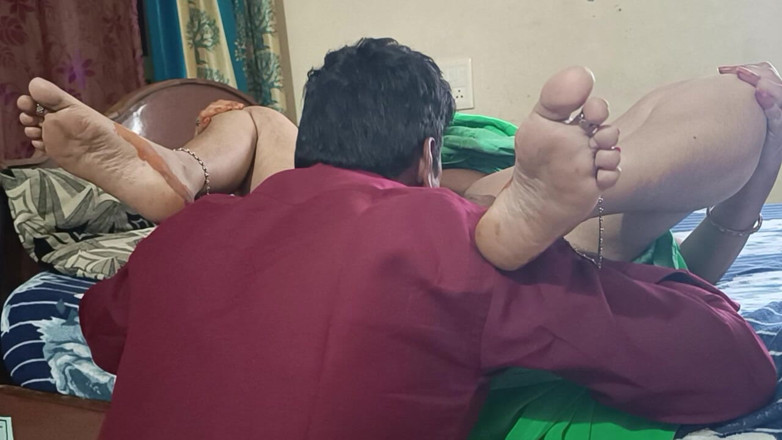 Decent couples: Mătușă desi sexy futându-se cu vizavi acasă băiat în pat