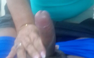 Milfta boohot: おばあちゃんは彼女の若い恋人に素敵な手コキを与えます