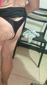Üvey annesinin amına lezzetli bir şekilde mastürbasyon yapıyor