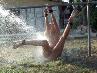 Maledom Austria: セクシーなサブビアンカは、サディスティックな男屋外による水の屈辱で支配します