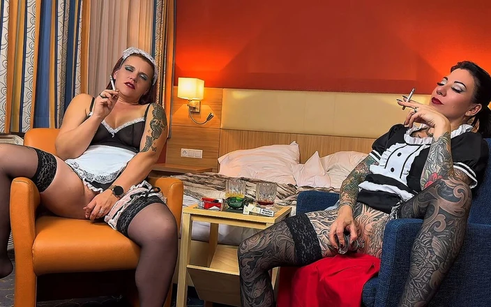 Jey smoking: 2 empregadas domésticas desfrutam de seu cigarro e vibrador depois...