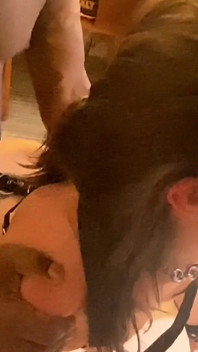 Une femme suce et baise sa première grosse bite noire