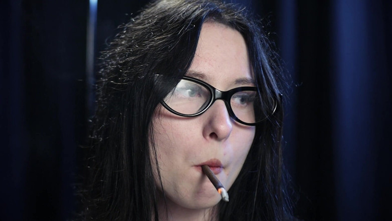Russian Smokers: Rokende verleiding - intrigerende dame in het wit. 2 zwarte sigaret op...